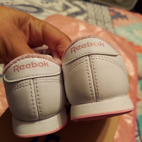 Reebok - Picture 2 of 5